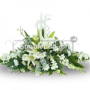 Christmas centerpiece with white flowers to give an emotion.